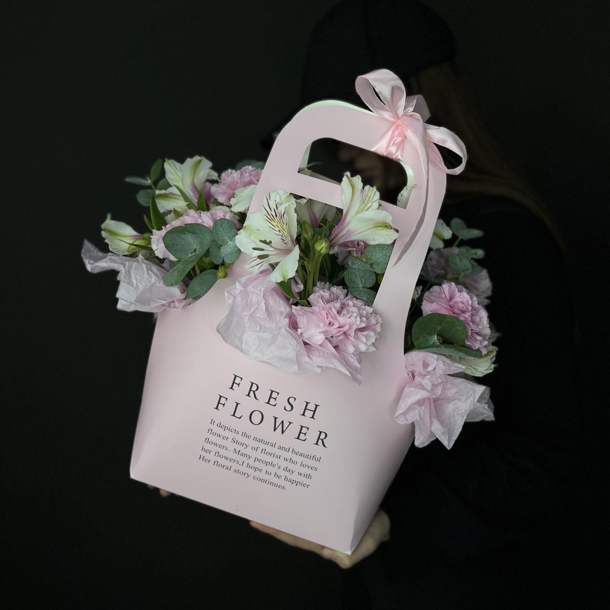 Розы с гвоздиками в коробке