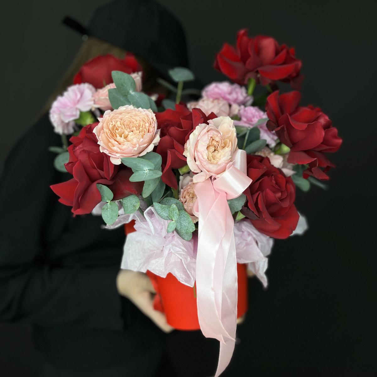 Французские розы с гвоздиками в коробке