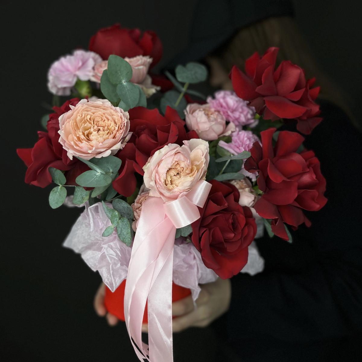 Французские розы с гвоздиками в коробке