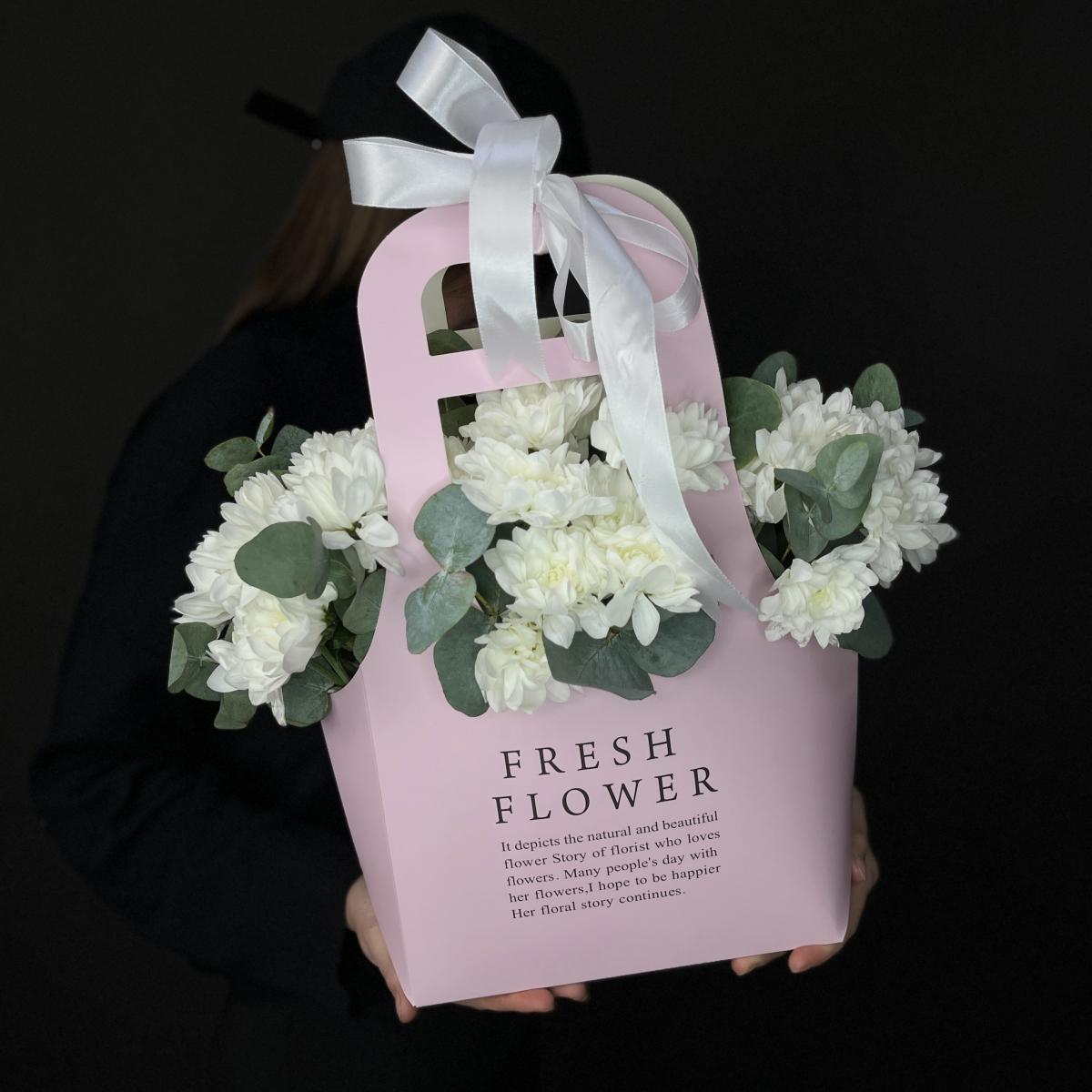 Белые хризантемы в сумочке