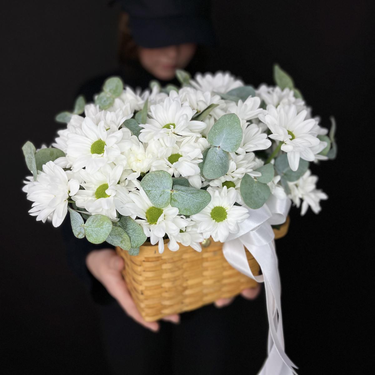 7 хризантем в корзине