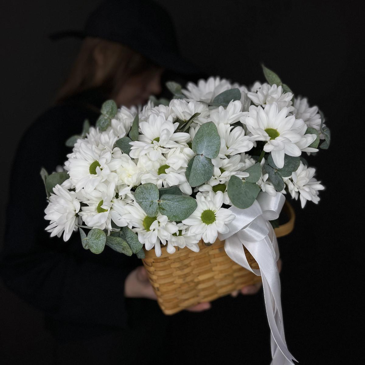 7 хризантем в корзине