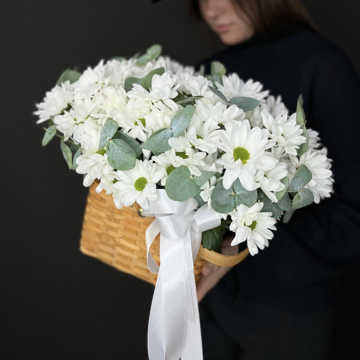 7 хризантем в корзине