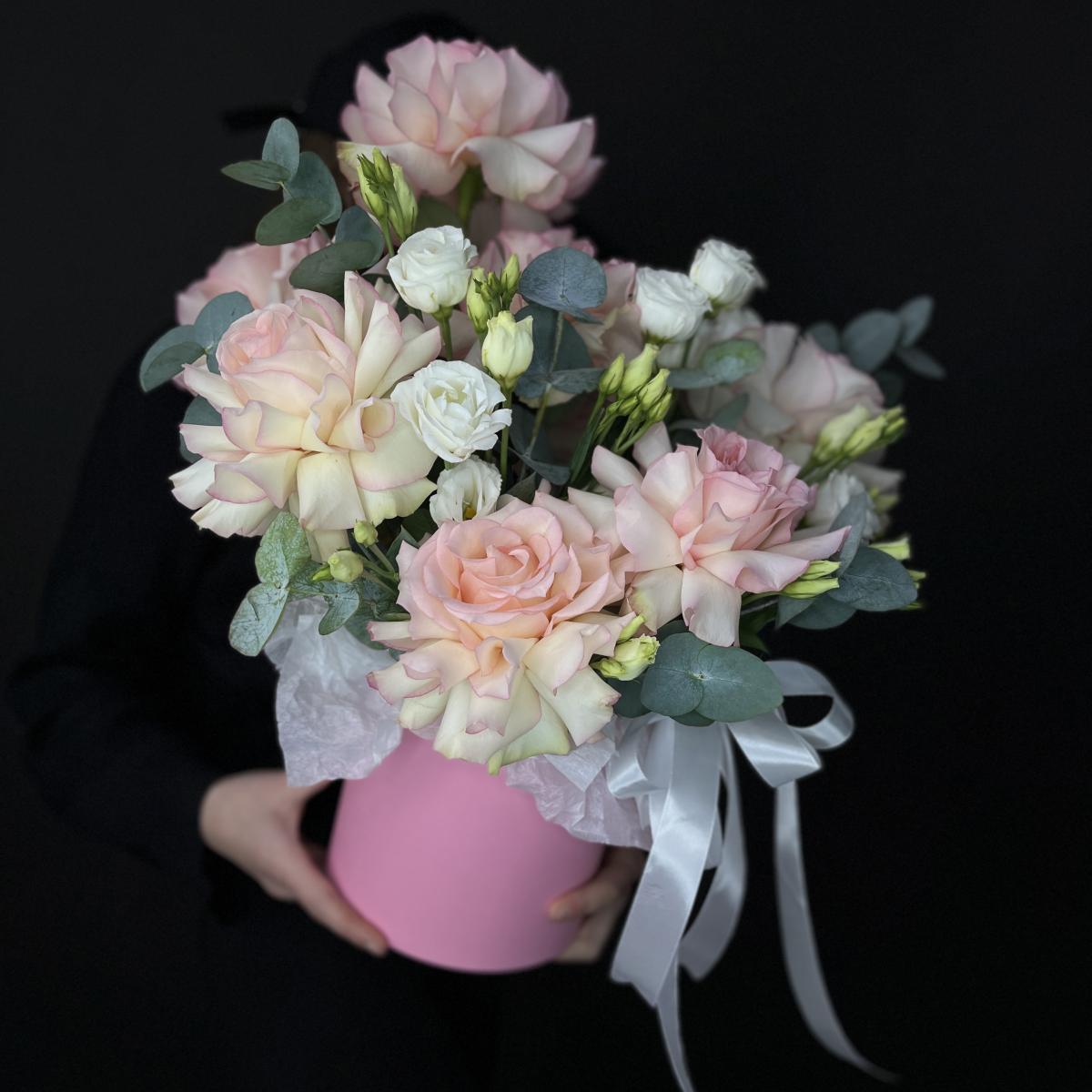 Розовые розы с лизиантусами в коробке