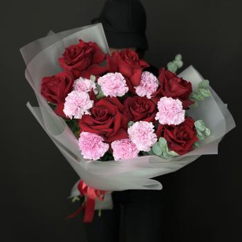 7 роз с розовыми гвоздиками