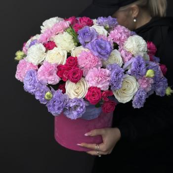 Коробка цветов с розами, гвоздиками и лизиантусами