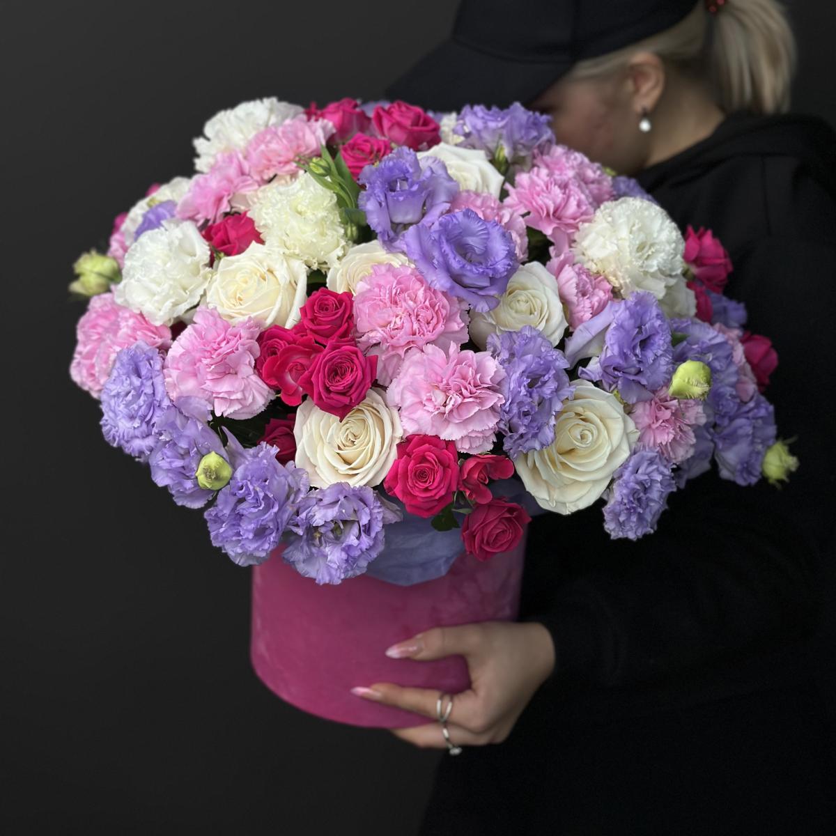 Коробка цветов с розами, гвоздиками и лизиантусами