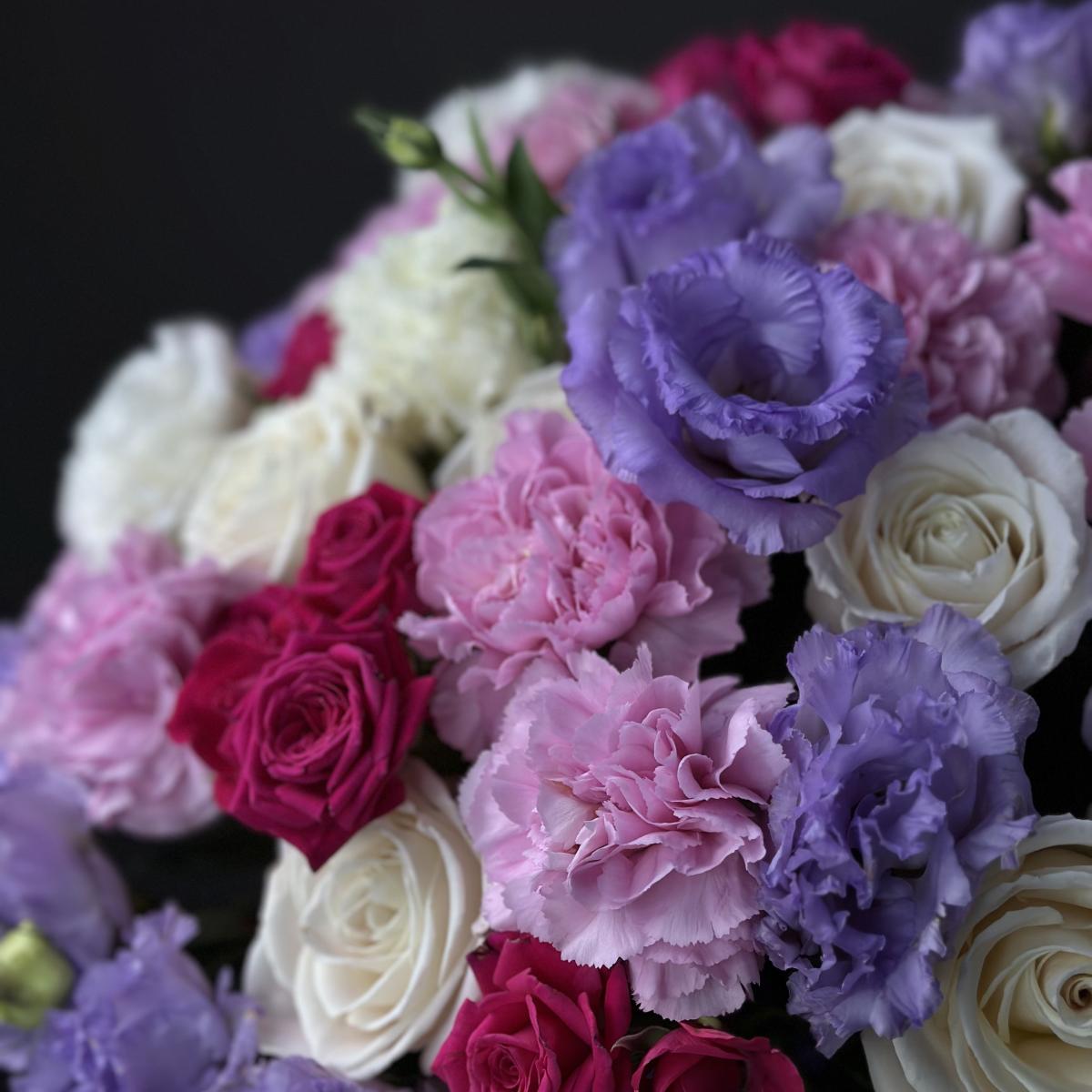 Коробка цветов с розами, гвоздиками и лизиантусами