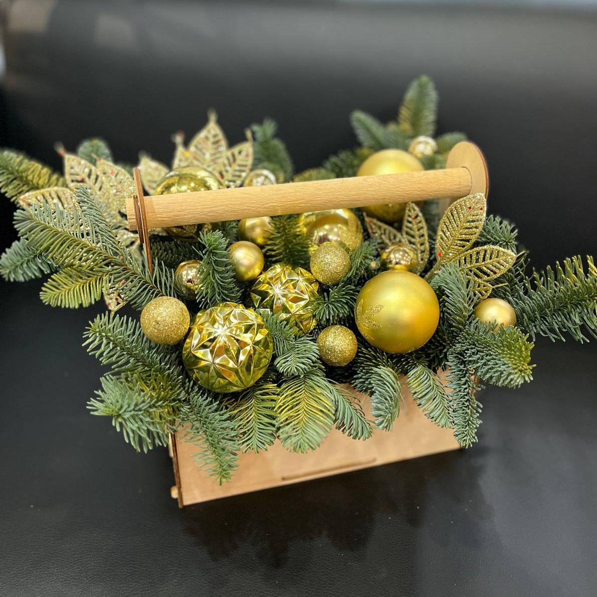 Композиция с нобилисом и украшениями в кашпо