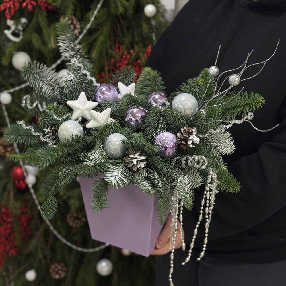 Кашпо с нобилисом, стифой и украшениями