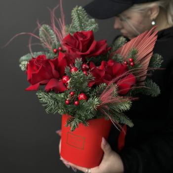 Коробка с розами, нобилисом и стифой