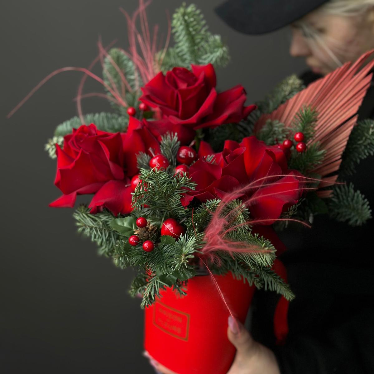 Коробка с розами, нобилисом и стифой