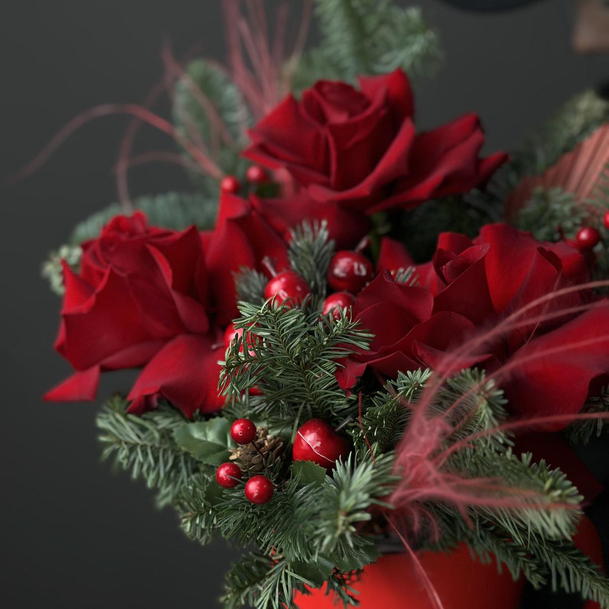 Коробка с розами, нобилисом и стифой