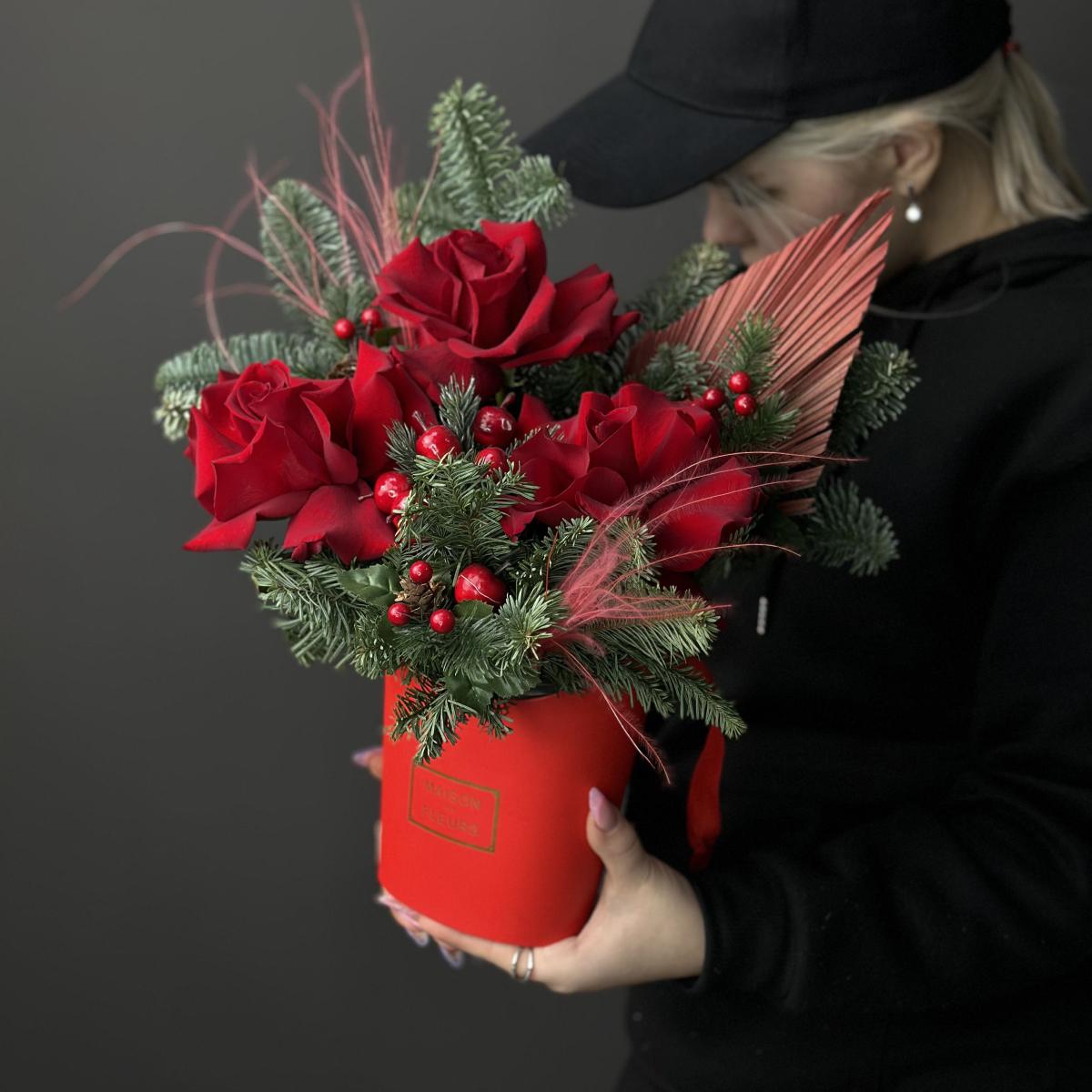 Коробка с розами, нобилисом и стифой