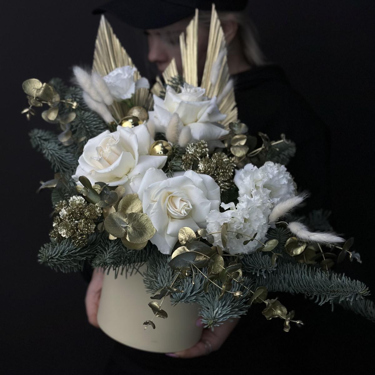 Коробка с розами, лизиантусами и нобилисом