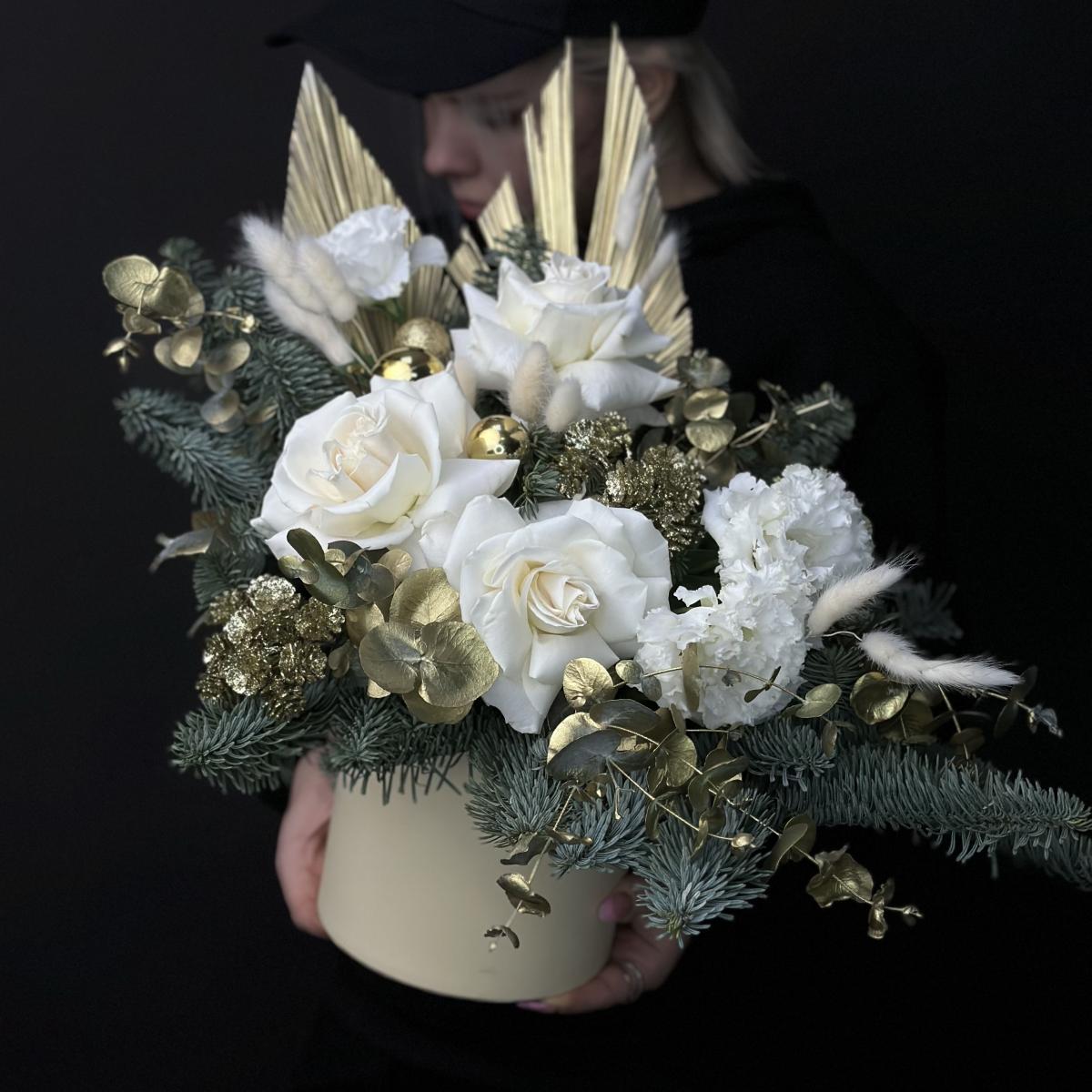 Коробка с розами, лизиантусами и нобилисом