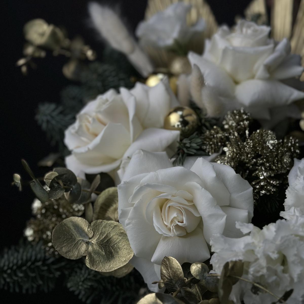 Коробка с розами, лизиантусами и нобилисом