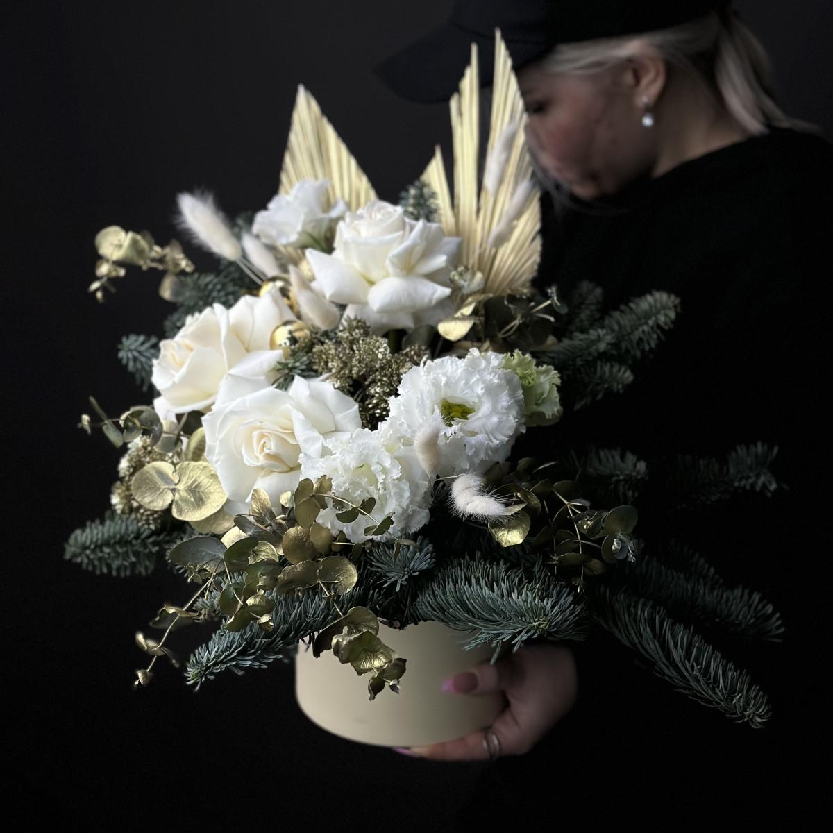 Коробка с розами, лизиантусами и нобилисом