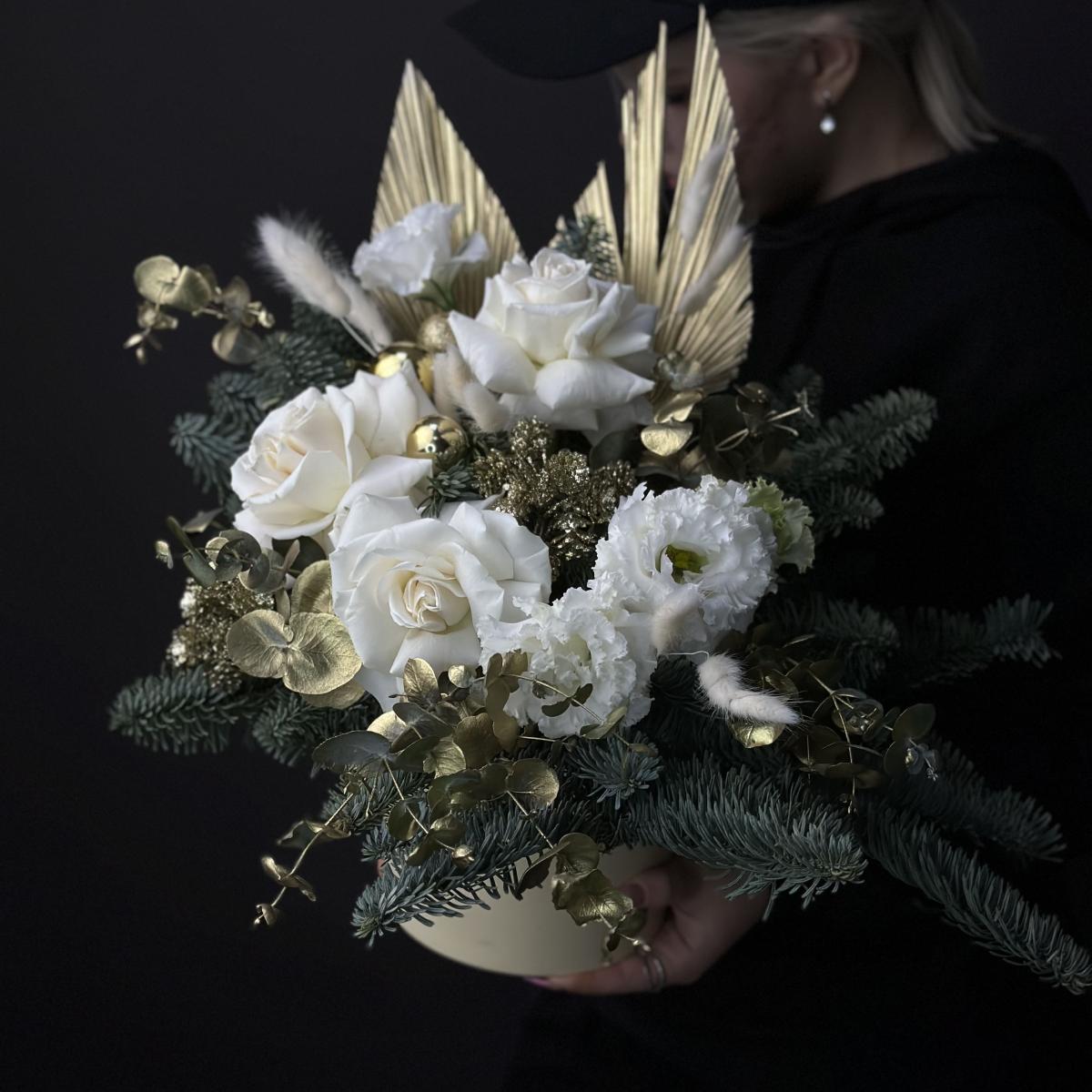 Коробка с розами, лизиантусами и нобилисом