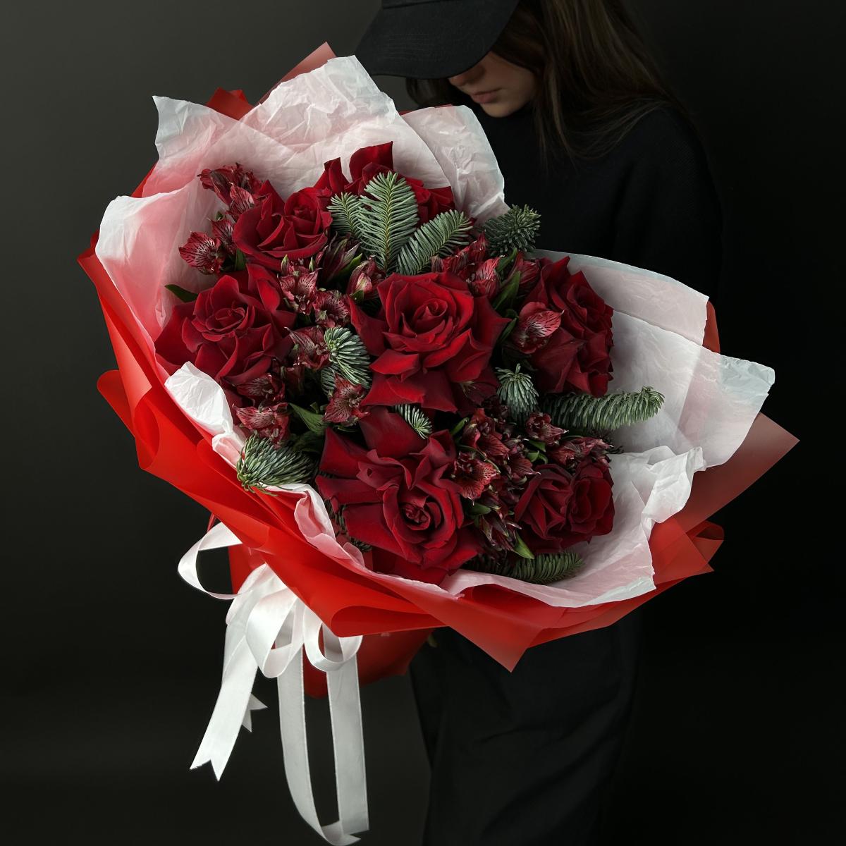 Букет с альстромерией, нобилисом и розами