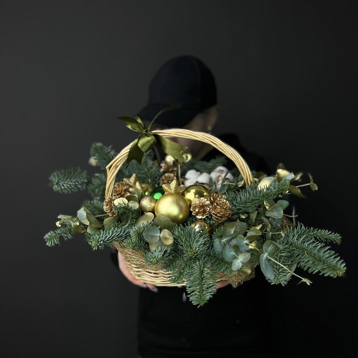 Корзина с нобилисом, сухоцветами и украшениями