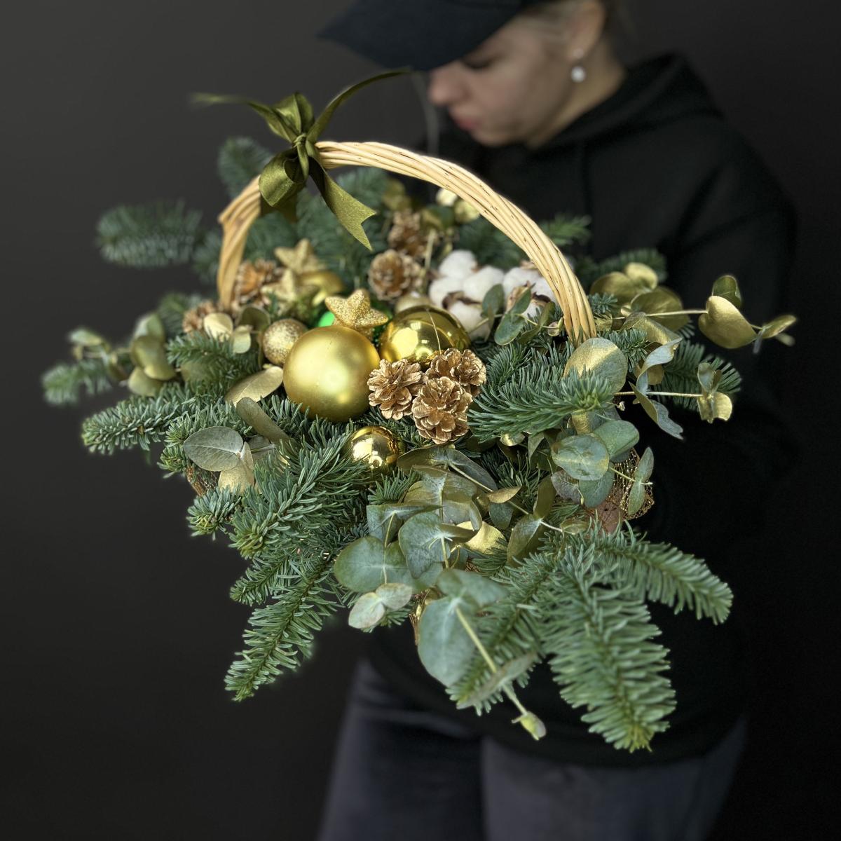 Корзина с нобилисом, сухоцветами и украшениями