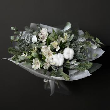 Букет с альстромериями, нобилисом и эвкалиптом