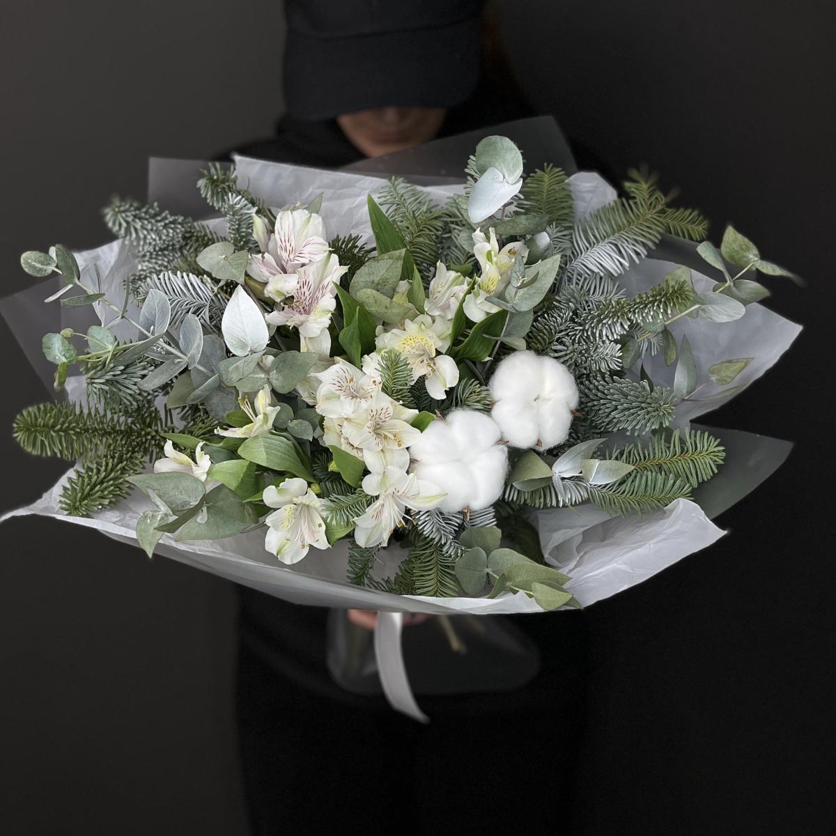 Букет с альстромериями, нобилисом и эвкалиптом