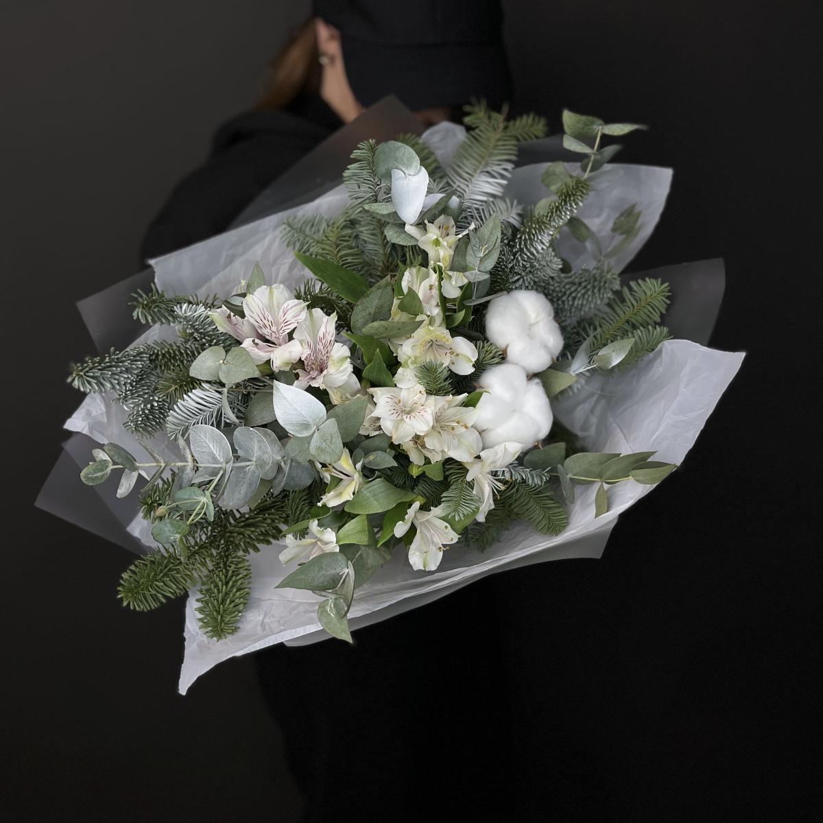 Букет с альстромериями, нобилисом и эвкалиптом