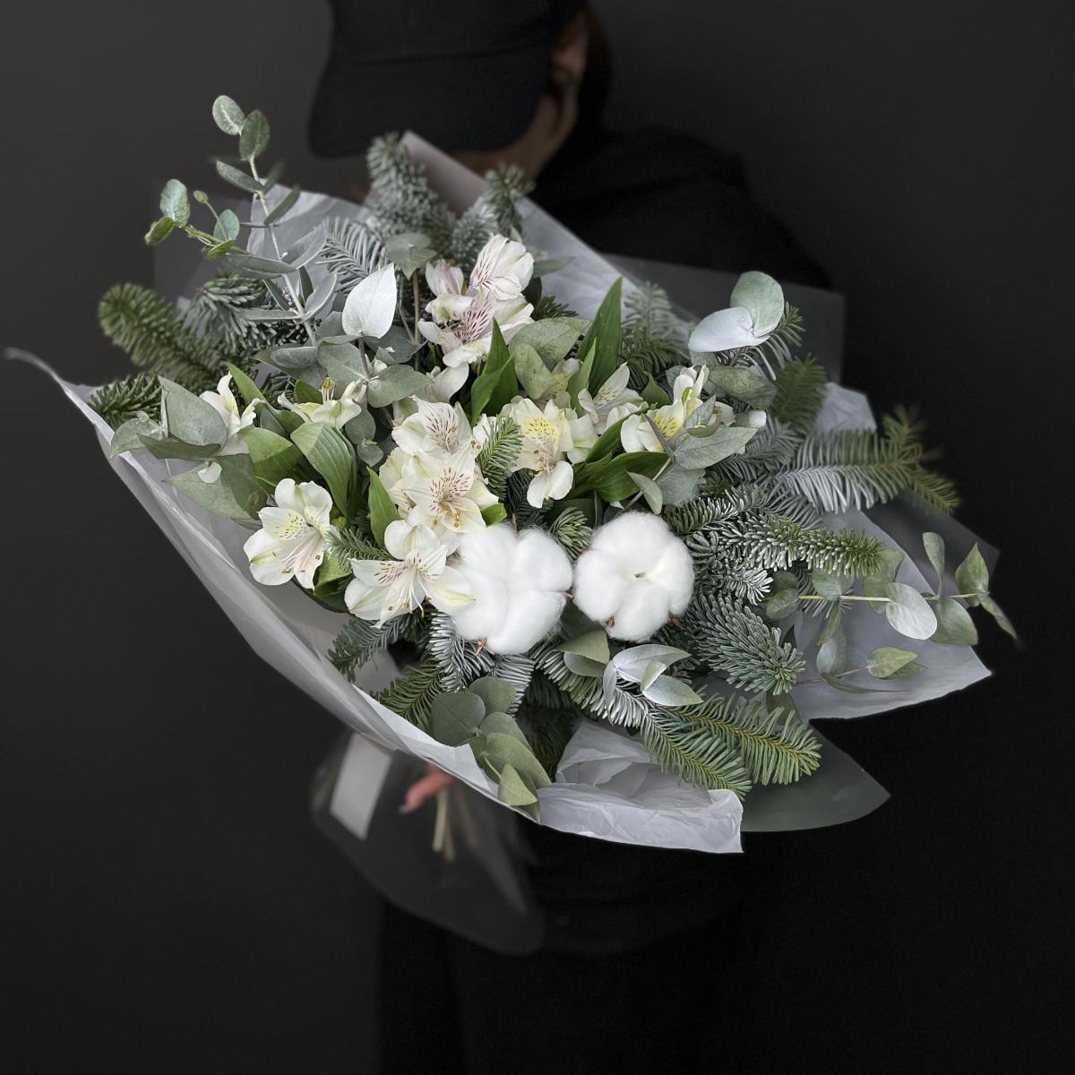 Букет с альстромериями, нобилисом и эвкалиптом