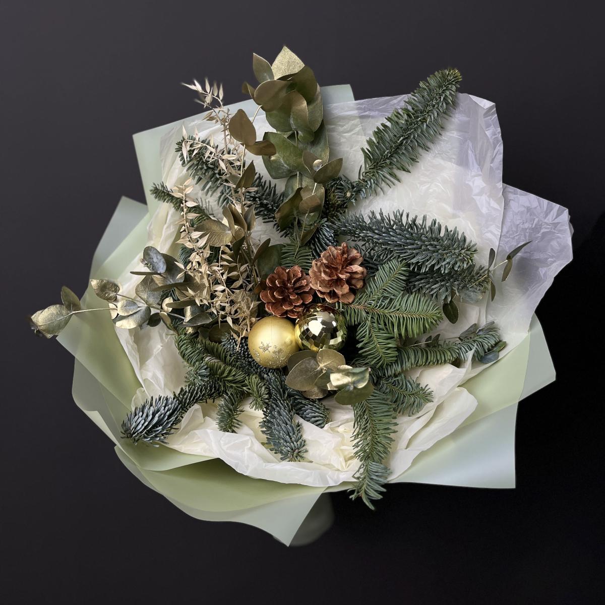 Букет с нобилисом, экалиптом и иглицой