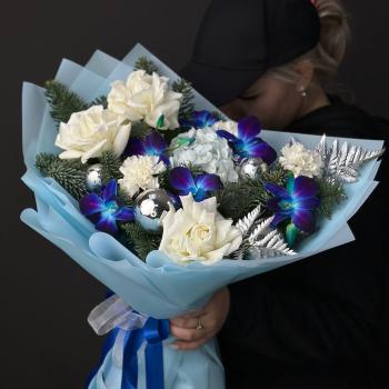 Букет с розами, гортензией и нобилисом