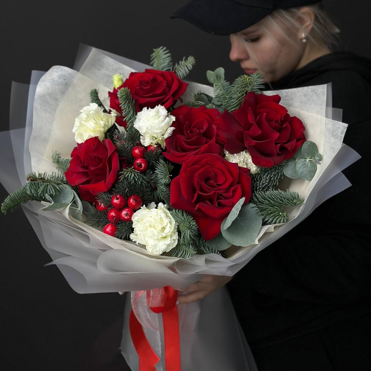 Букет с красными розами, нобилисом и лизиантусами