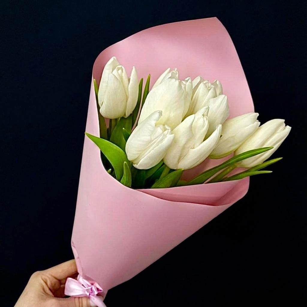 7 белых тюльпанов