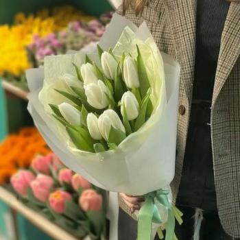 9 белых тюльпанов