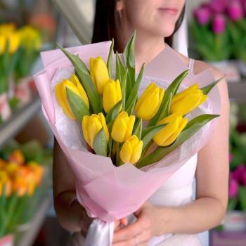 9 жёлтых тюльпанов