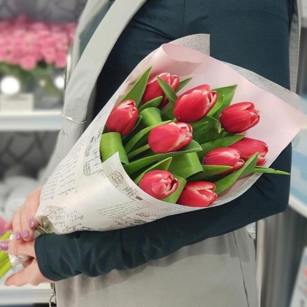 9 красных тюльпанов