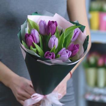 9 фиолетовых тюльпанов