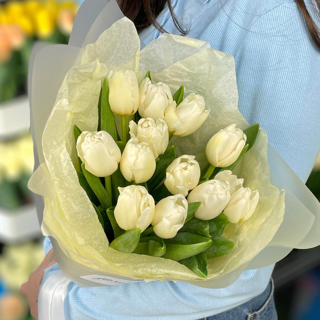 11 белых тюльпанов