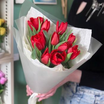 11 красных тюльпанов