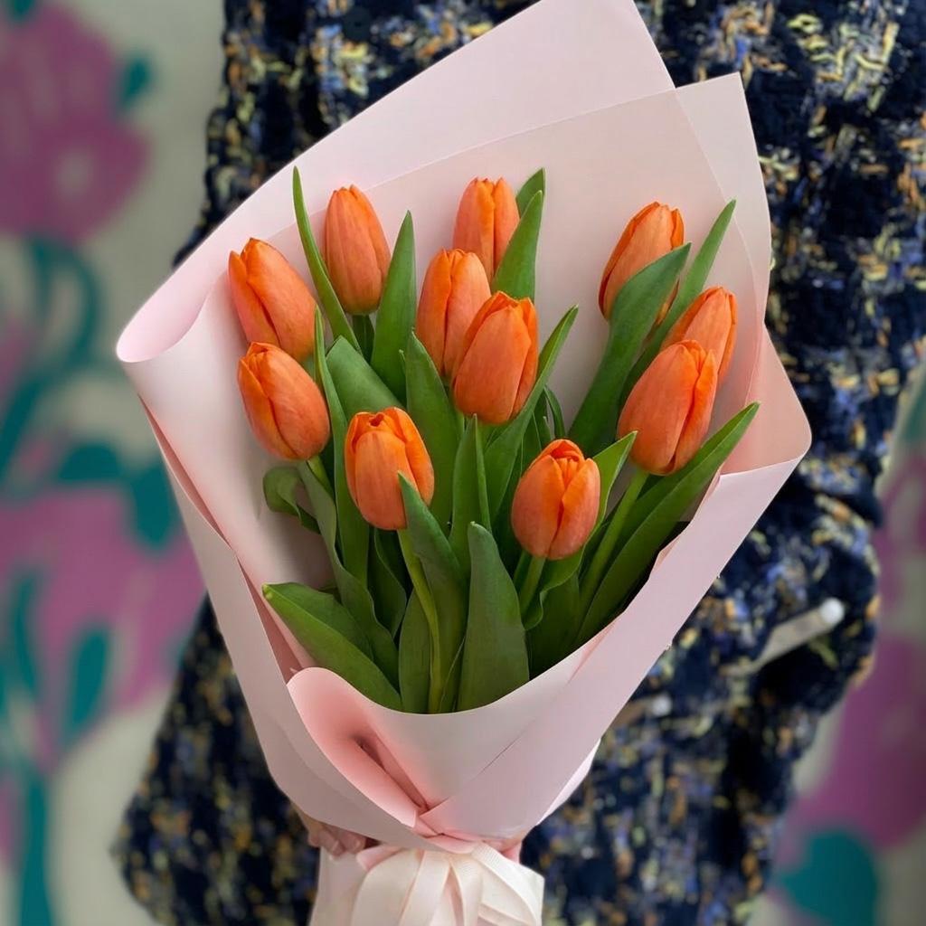 11 оранжевых тюльпанов
