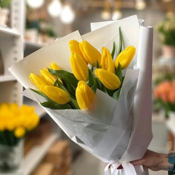 11 желтых тюльпанов
