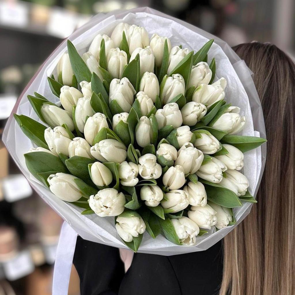 45 белых тюльпанов