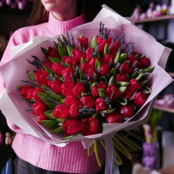 45 красных тюльпанов