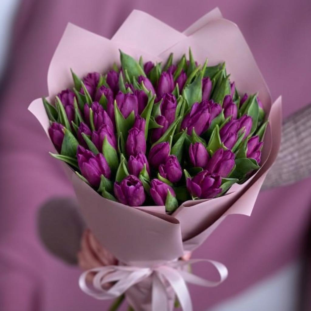 45 фиолетовых тюльпанов