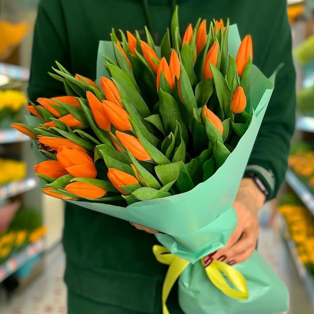 35 оранжевых тюльпанов