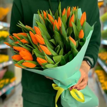 35 оранжевых тюльпанов