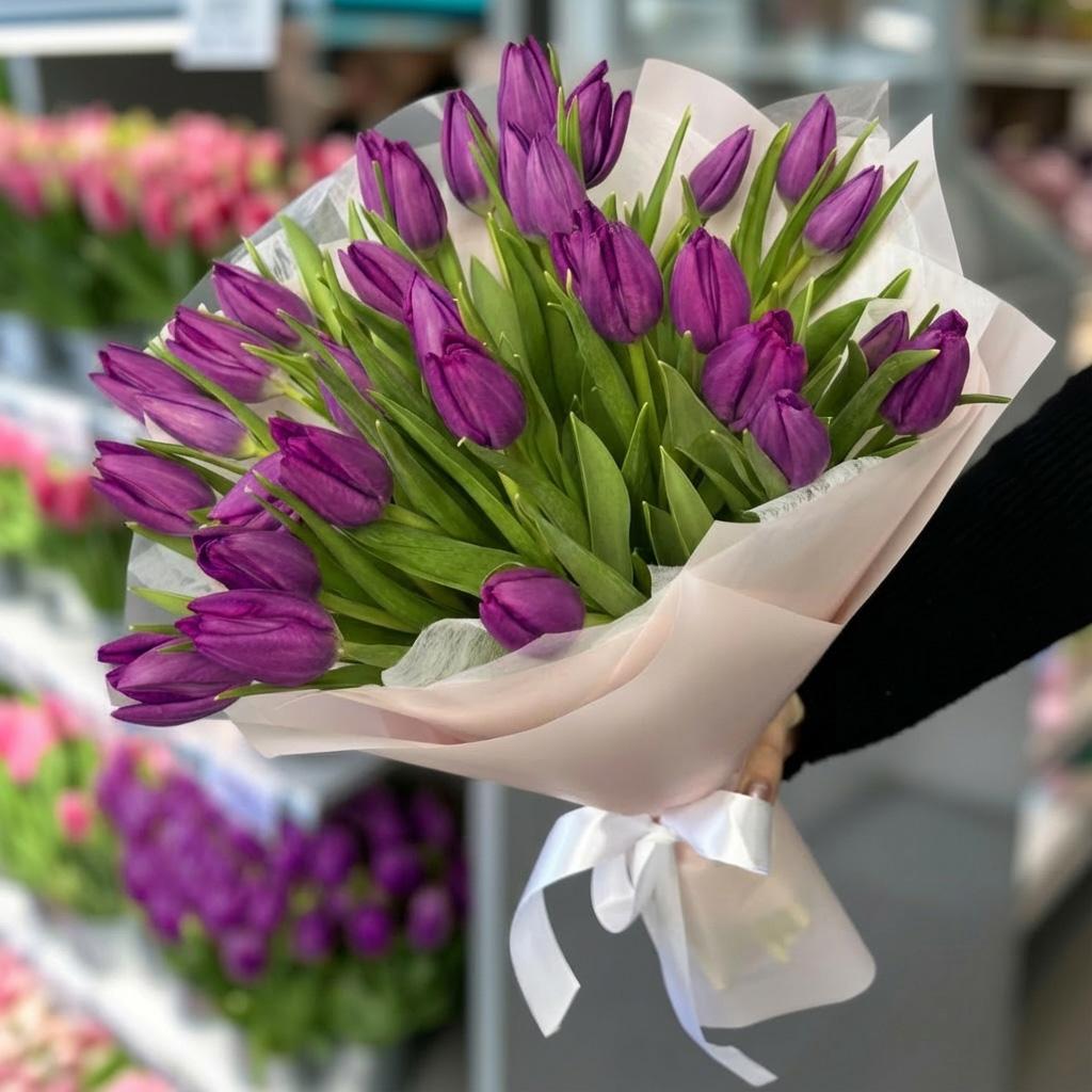 35 фиолетовых тюльпанов