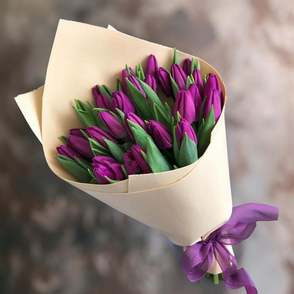 29 фиолетовых тюльпанов