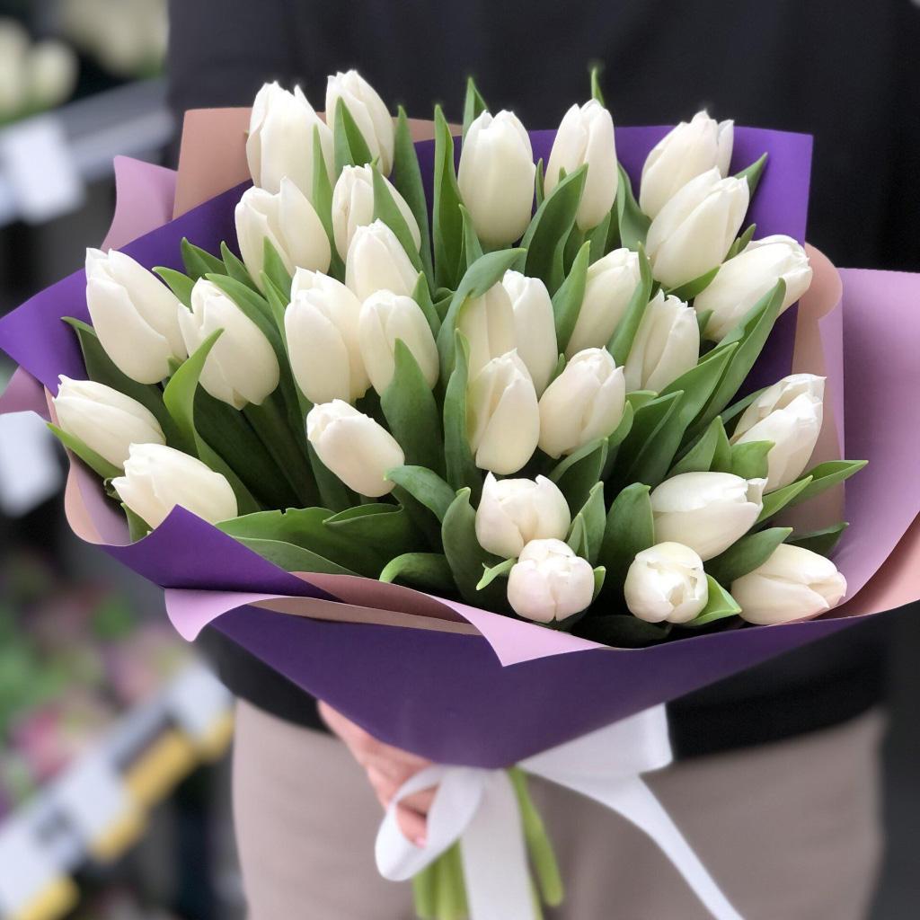 29 белых тюльпанов
